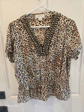 Leopard Print Beaded V-Neck Short Sleeve Blouse - Tan/Black